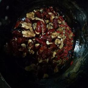 依次加入红枣、核桃、枸杞搅匀