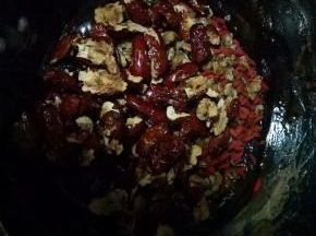 依次加入红枣、核桃、枸杞搅匀