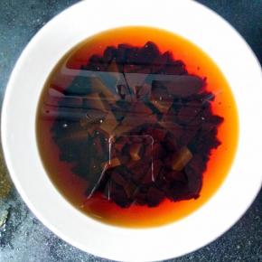 黑芝麻需要提前炒熟，红枣去核。
阿胶块用刀背敲碎后用黄酒浸泡3天，如果阿胶糕没有完全融化可以隔水蒸至与黄酒完全融合。