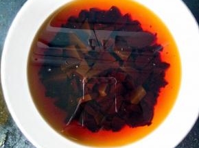 黑芝麻需要提前炒熟，红枣去核。
阿胶块用刀背敲碎后用黄酒浸泡3天，如果阿胶糕没有完全融化可以隔水蒸至与黄酒完全融合。