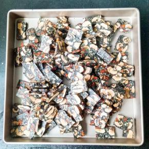 在平整的烤盘上铺一层油纸或者刷油，把锅内的阿胶糕倒入烤盘，用硅胶刀趁热压实。稍凉后铺一层保鲜膜，压实。完全晾凉后，阿胶糕变得硬硬的，就可以切块了。