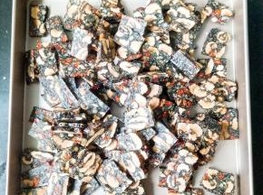 在平整的烤盘上铺一层油纸或者刷油，把锅内的阿胶糕倒入烤盘，用硅胶刀趁热压实。稍凉后铺一层保鲜膜，压实。完全晾凉后，阿胶糕变得硬硬的，就可以切块了。