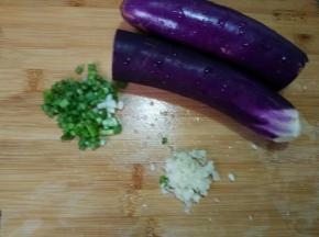 茄子切两段，蒜切沫，葱切成葱花