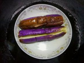 茄子大火上锅蒸15分钟，不确定熟不熟可以用筷子戳一下，放几滴醋醋在开水里蒸出来的茄子颜色会比较漂亮，我开始蒸到时候忘记放了，所以有一半颜色是不好看的