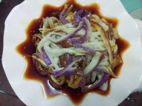 
往里倒入，香油，醋，生抽，