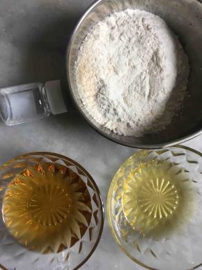 秤好材料，第一步将转化糖浆跟花生油，枧水混合好用手动打蛋器搅拌均匀！花生油做出来的月饼比较香！