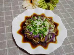 撒上蒜末，葱花，喜欢辣的可以放点辣椒