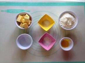 准备好所需派皮材料，黄油室温软化，低筋面粉过筛