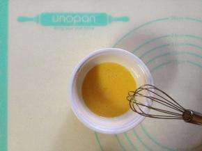 蛋黄和水混合搅拌均匀