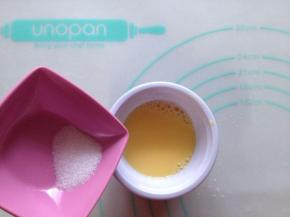 加入细砂糖和盐搅拌使其融化后放入冰箱冷藏