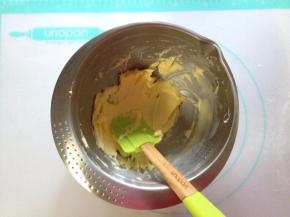 黄油用刮刀按压至柔软