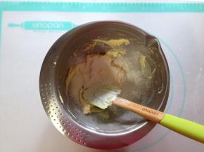 加入过筛的低筋面粉