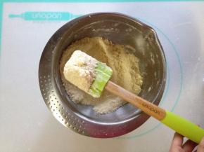 将面粉按压成黄色颗粒状，直至无白色面粉即可