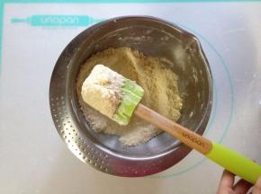 将面粉按压成黄色颗粒状，直至无白色面粉即可