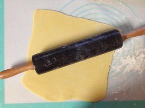 取出冷藏的派皮（用擀面杖敲打变软），擀成5mm的派皮