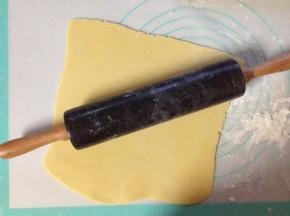 取出冷藏的派皮（用擀面杖敲打变软），擀成5mm的派皮