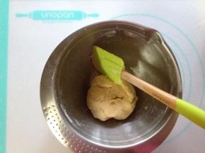 用刮刀将面粉压成团