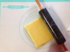 将成团的派皮装入密封袋（保鲜膜）包好，用擀面杖擀成2cm厚度，冰箱冷藏一晚