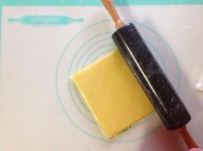 将成团的派皮装入密封袋（保鲜膜）包好，用擀面杖擀成2cm厚度，冰箱冷藏一晚