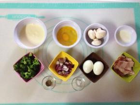 烘烤派皮时，准备馅料和馅料液；西兰花洗净焯水沥干备用，洋葱切丁和培根爆炒，蘑菇洗净切片，白煮蛋切片备用