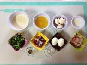 烘烤派皮时，准备馅料和馅料液；西兰花洗净焯水沥干备用，洋葱切丁和培根爆炒，蘑菇洗净切片，白煮蛋切片备用