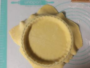 将擀好的派皮盖在屋诺UN26144派盘上，用叉子戳上洞，继续冷冻2小时以上