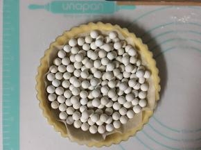 取出冷冻的派皮，垫上锡纸或油纸（压上重石）烤箱预热200度烘烤25分钟左右