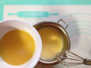 将全蛋液缓慢加入淡奶油与牛奶混合液中，并用手动打蛋器搅拌均匀