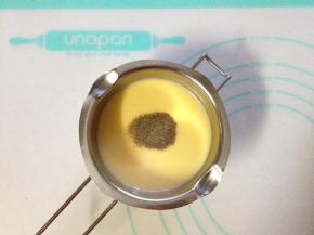 加入盐和适量的黑胡椒调味