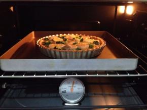 烤箱预热200度，上下火，中层180度烘烤25分钟，直至表面内陷成固体状即可