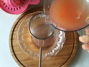 将挤出的西柚汁过滤一下备用