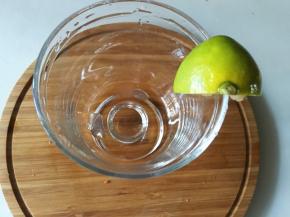 杯口用柠檬擦拭一圈保持湿润