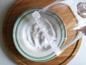 把杯子放在白砂糖盘用滚上一圈做出雪花形状