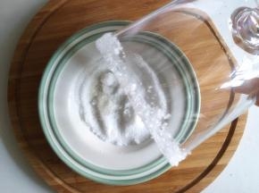 把杯子放在白砂糖盘用滚上一圈做出雪花形状