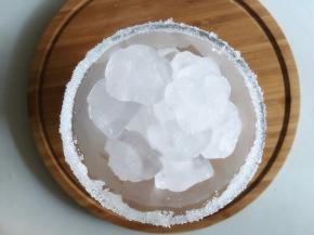 将冰块放入杯中，九分满即可