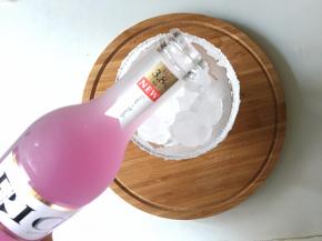 倒入葡萄白兰地味伏特加鸡尾酒，西柚汁，轻轻晃动一下