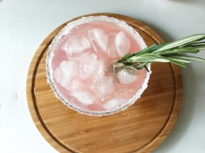 最后插入迷迭香做装饰，一杯灰狗就做好了