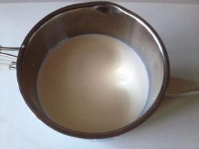 牛奶小火煮热，加入黄冰糖，不要煮开温热就行