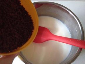 倒入可可颗粒搅拌均匀，加入2粒无糖巧克力继续搅拌
全部融化后开大火煮至周围冒小泡泡就离火