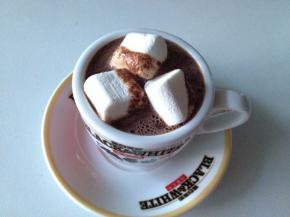 倒入准备好的马克杯里，放上3粒棉花糖即可