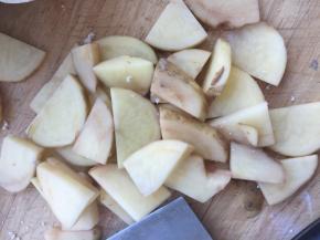 豆角切片，稍微厚一点，这个时候厨房太热，切片好的快，^_^，能少汗蒸一会哈哈