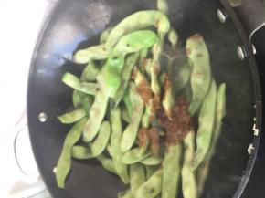 豆瓣酱加入锅中，翻炒