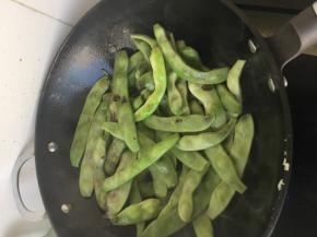 加入豆角，翻炒到翠绿