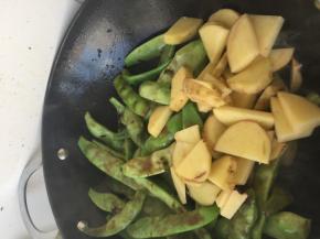 加入土豆，继续炒，炒到均匀了以后，【加水，一多半的水就可以，大火烧开，然后小火炖，炖到土豆软烂，豆角变色就可以了，有汤汁的话，开盖大火收汁，不过我很喜欢这个汤汁拌饭的，酱太好吃，哈哈