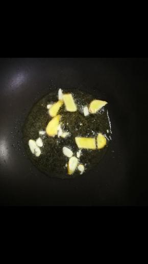 锅内烧油，放入葱花炒香