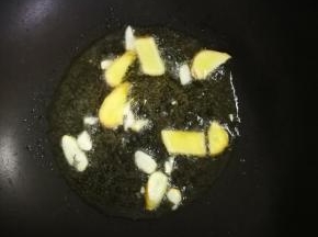 锅内烧油，放入葱花炒香