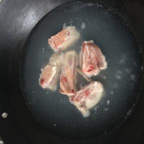 排骨放入凉水中，煮到变色，熬出血末，