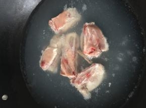 排骨放入凉水中，煮到变色，熬出血末，