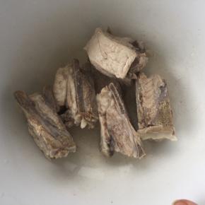 捞出排骨，用凉水冲洗一下