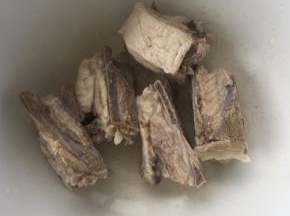 捞出排骨，用凉水冲洗一下